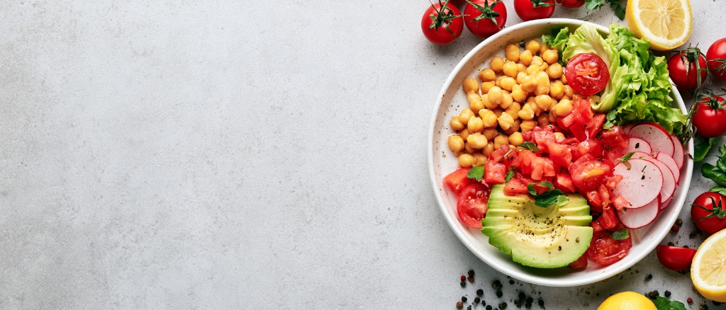 Schüssel mit frischem Salat und Zutaten